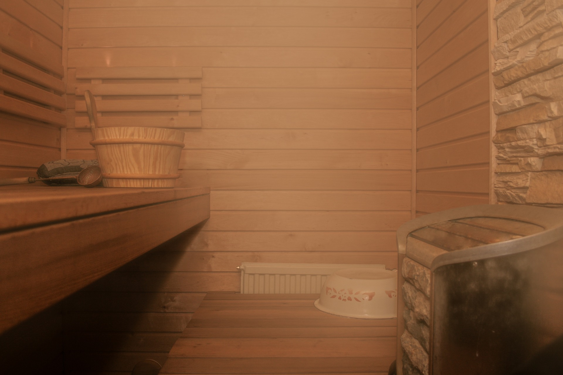 Goli u sauni