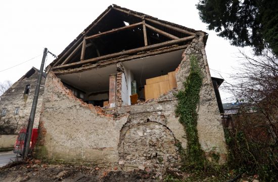potres, glina, srušena kuća