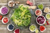 salata, voće, povrće, hrana, prehrana, kupus, jabuke, jagode, maline, borovnice, rajčica, avokado, gljive