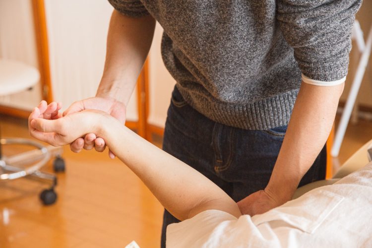 Liječenje boli u zglobu ruke? Kako si pomoći?