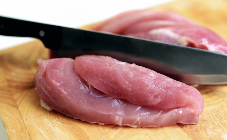 sirovo meso, piletina, pileća prsa, nož, daska za rezanje