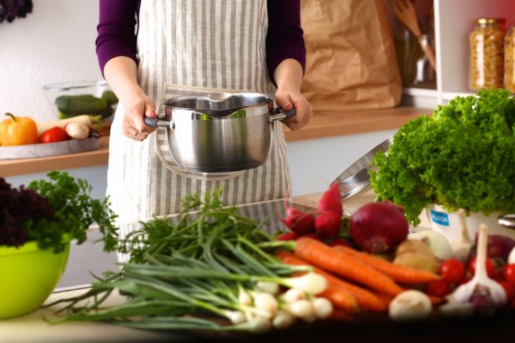 kuhinja, kuhanje, namirnice, prehrana, ručak, voće, povrće, lonac, mrkva, luk, zelena salata, češnjak, paprike