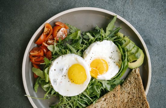 jaja, jaje na oko, doručak, rajčica, avokado, zelena salata