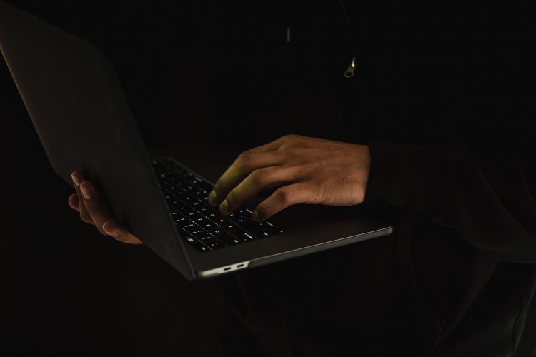laptop, društvene mreže, haker, prijevara, online prevara