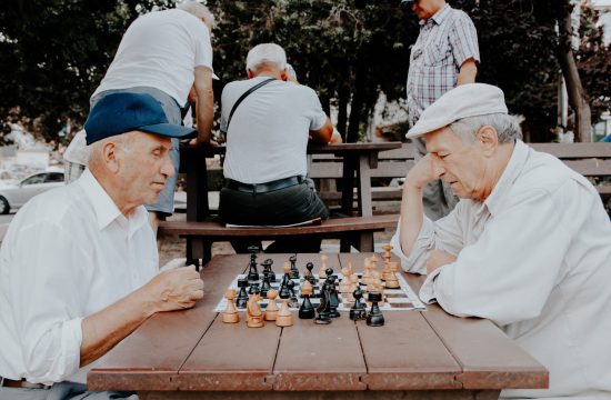 starci, šah, starački dom, penzija, mirovina, penzioneri, umirovljenik, umirovljenici, starci, starost, šahisti, razonoda, hobi, muškarci, zabava