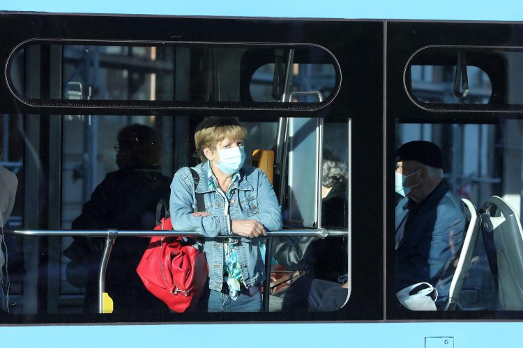 maska, zaštitna maska, covid, koronavirus, javni prijevoz, tramvaj, gripa, epidemiološke mjere