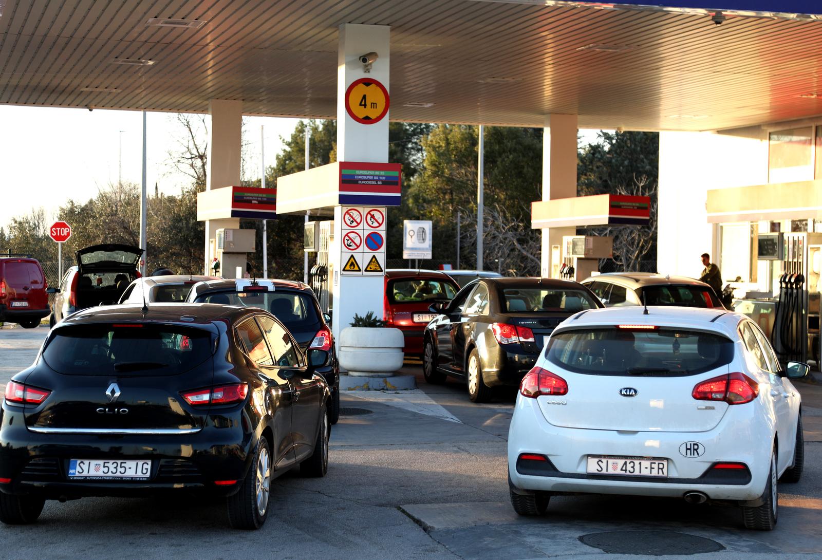 Šibenik: Gužve na benzinskim postajama zbog sutrašnjeg rasta cijena goriva 