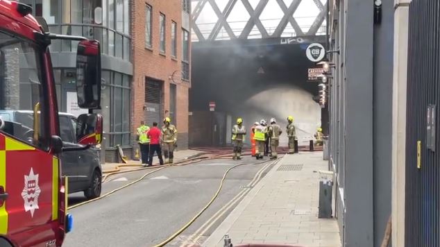 Veliki požar izazvao kaos u Londonu, vatrogasci na terenu