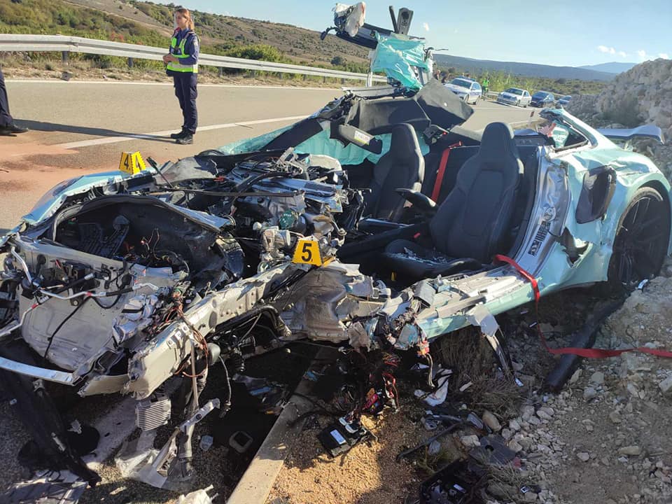 Teška nesreća na Cresu: Vozač Porschea nakon sudara s cisternom teško ozlijeđen